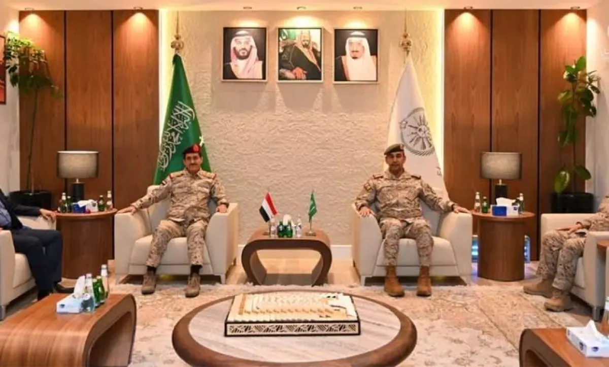 وزير الدفاع اليمني وقائد القوات المشتركة يبحثان تعزيز دعم القوات المسلحة