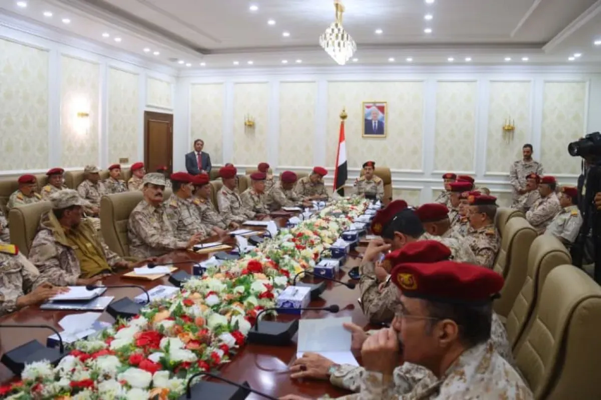 وزير الدفاع يشدد على توحيد البيانات وتعزيز الانضباط المؤسسي خلال اجتماع لقيادات الوزارة