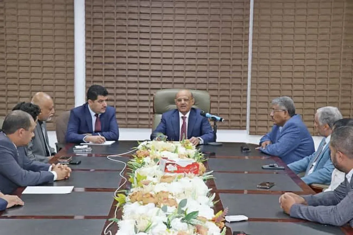 محافظ البنك المركزي اليمني يناقش شح العملة ويؤكد استمرار السياسات لضبط سوق الصرف