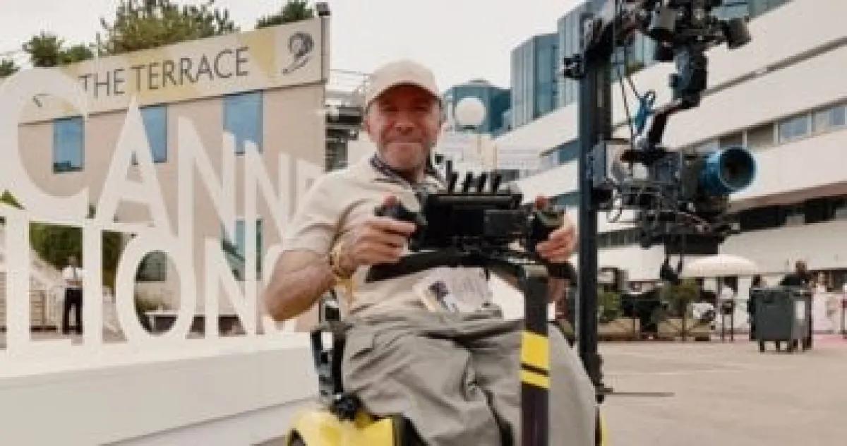 مخرج بريطاني يبتكر أول نظام كاميرا احترافي للكراسي المتحركة