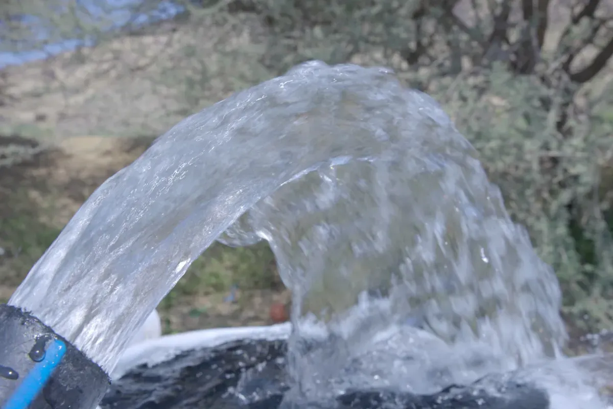 خلية المقاومة الوطنية تنفذ مشروعاً حيوياً للمياه في قرية الأغبرة بلحج