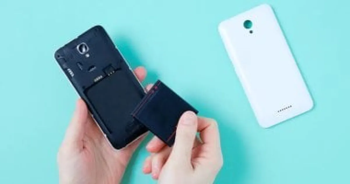 أوروبا تحسمها: بطاريات الهواتف القابلة للإزالة تعود بحلول 2027