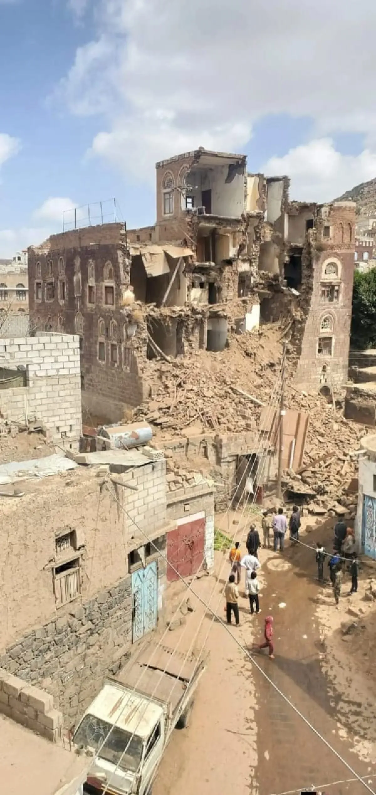 انهيار مبنى "إدارة المديرية" التاريخي في إب بسبب الإهمال