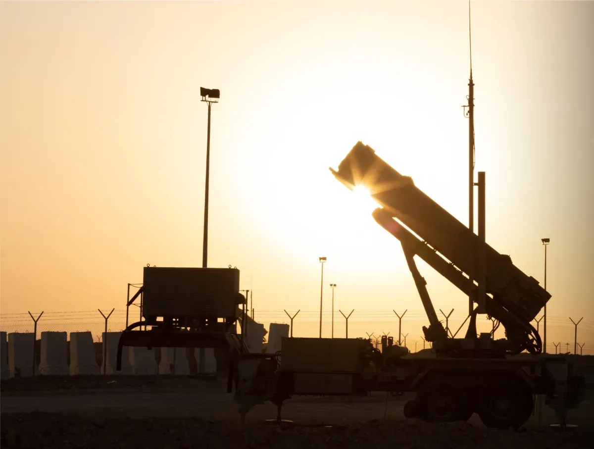 الدفاعات الخليجية تعترض مئات الصواريخ والمسيرات الإيرانية خلال 24 ساعة