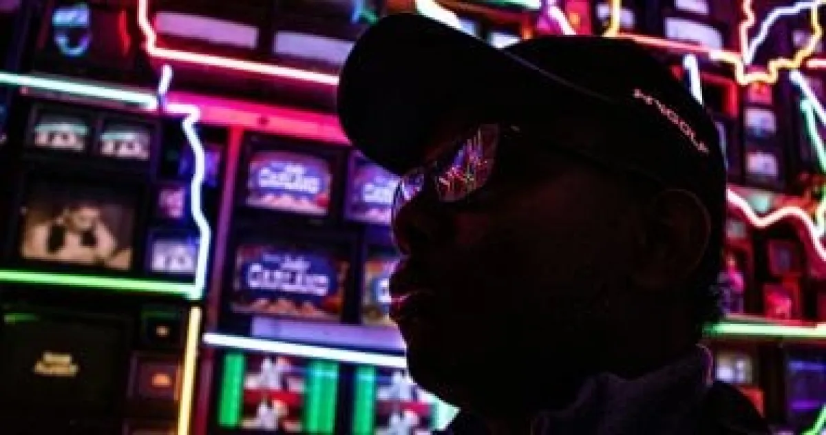 روبوتات الذكاء الاصطناعي توجه المستخدمين لكازينوهات غير قانونية.. تحقيق صادم