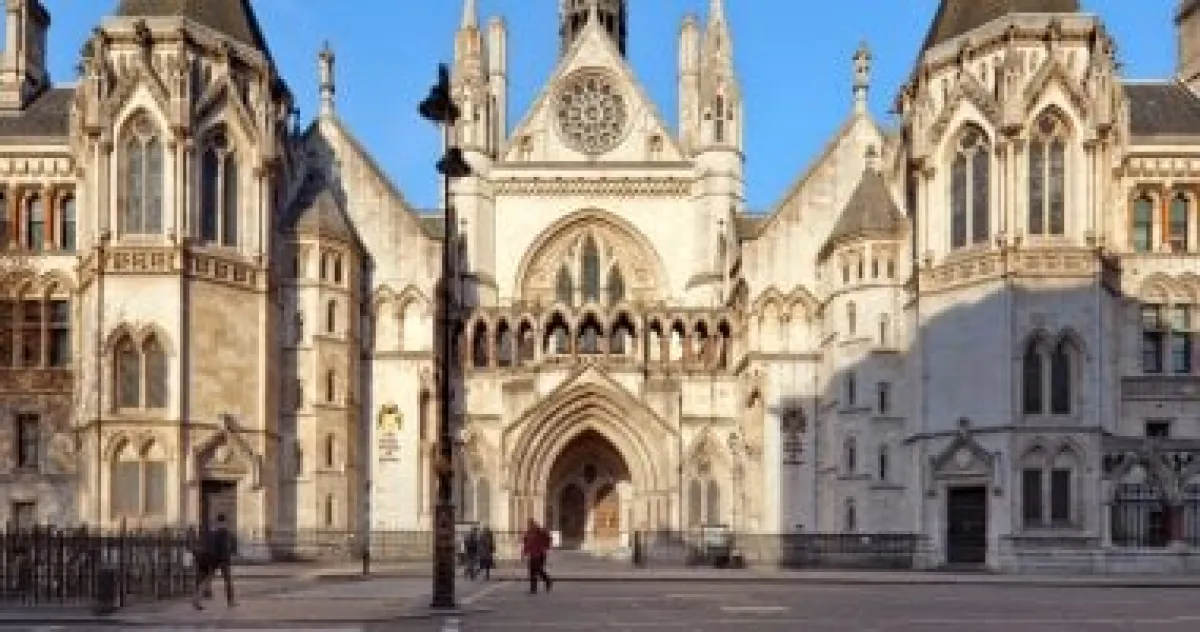 فضيحة في لندن: شاهد يتلقى إجاباته عبر نظارة ذكية في قاعة المحكمة