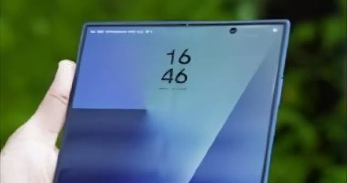 آيفون قابل للطي: أبل ترفع طلبات الشاشات لـ 20 مليونًا وتستهدف 2026