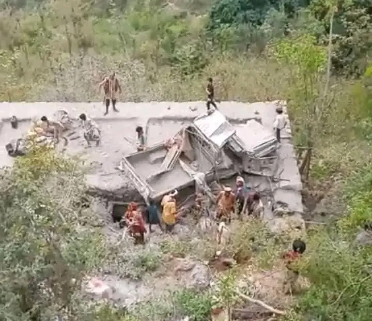 مصرع شخصين وإصابة ثلاثة إثر انقلاب مركبة في ريمة