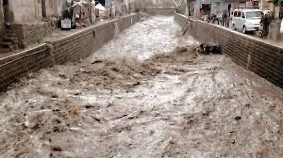 الدفاع المدني بتعز يحذر من أمطار وسيول ويدعو للحذر