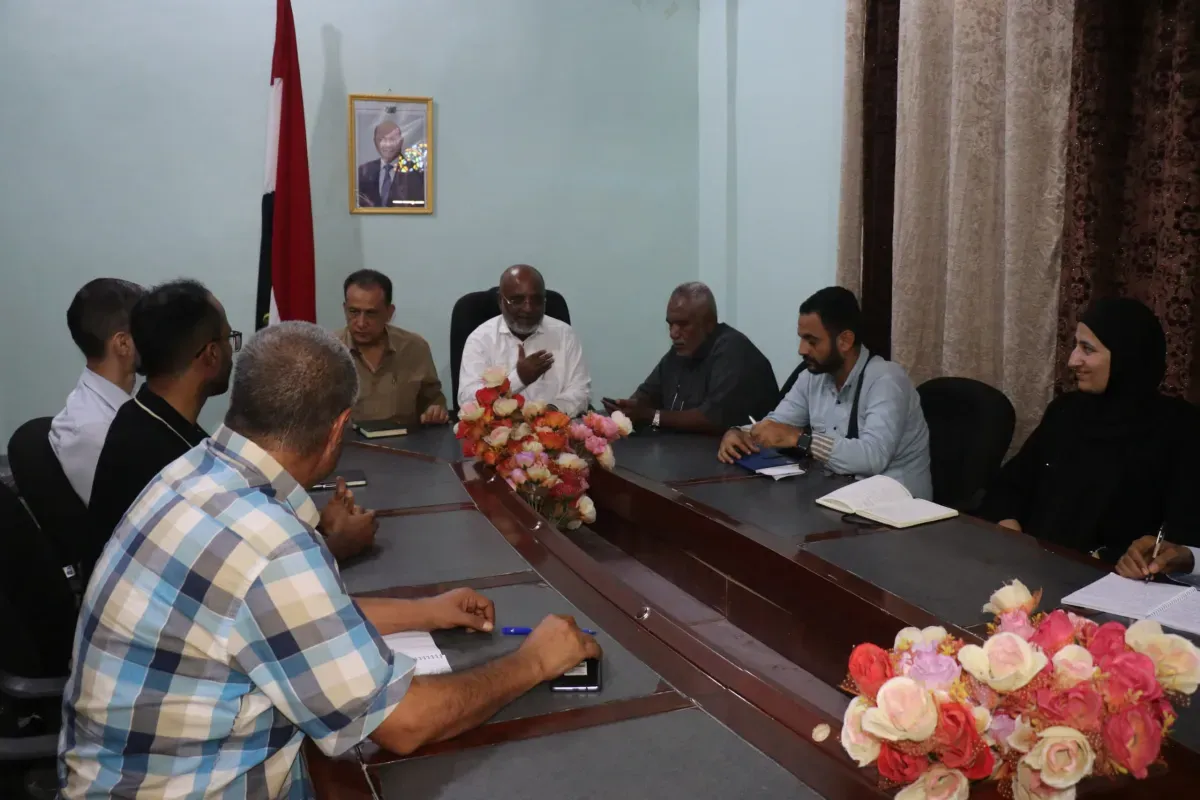 الحديدة: مناقشة ترميم مركز إنزال سمكي بالخوخة مع الصليب الأحمر