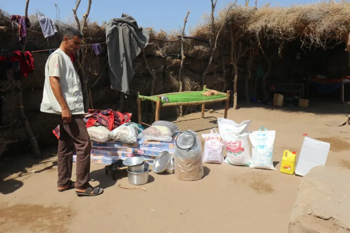 المقاومة الوطنية تبادر بإغاثة أسر متضررة من حريق في الخوخة بالحديدة