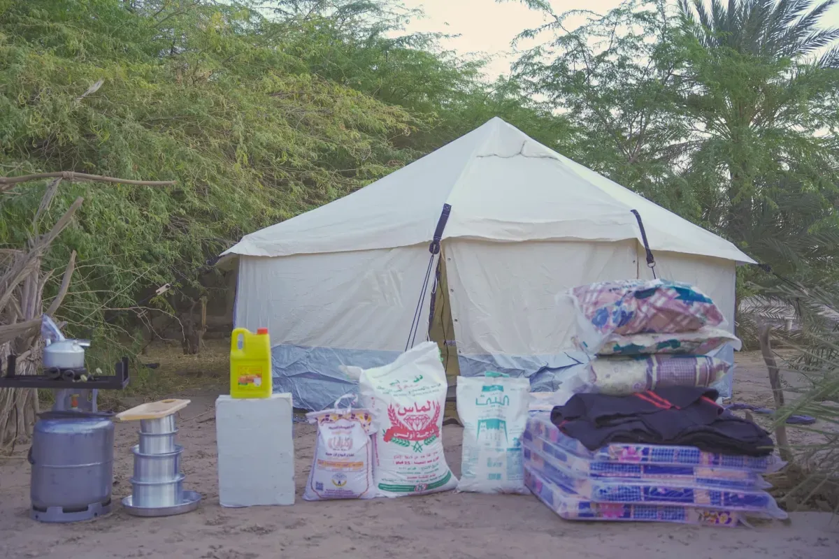 المقاومة الوطنية تقدم مساعدات عاجلة لأسر متضررة من الحرائق والسيول في المخا