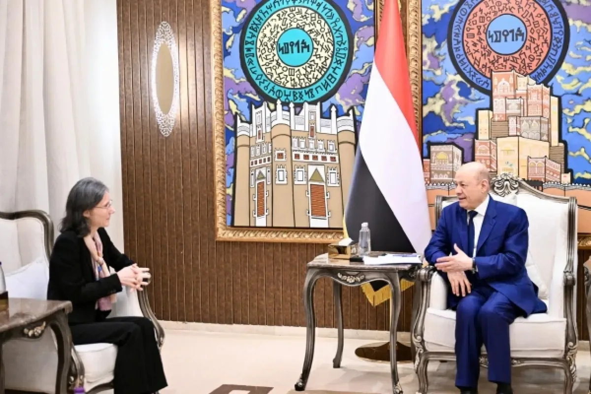 العليمي: إيران تستثمر في الحوثيين لتهديد الملاحة الدولية