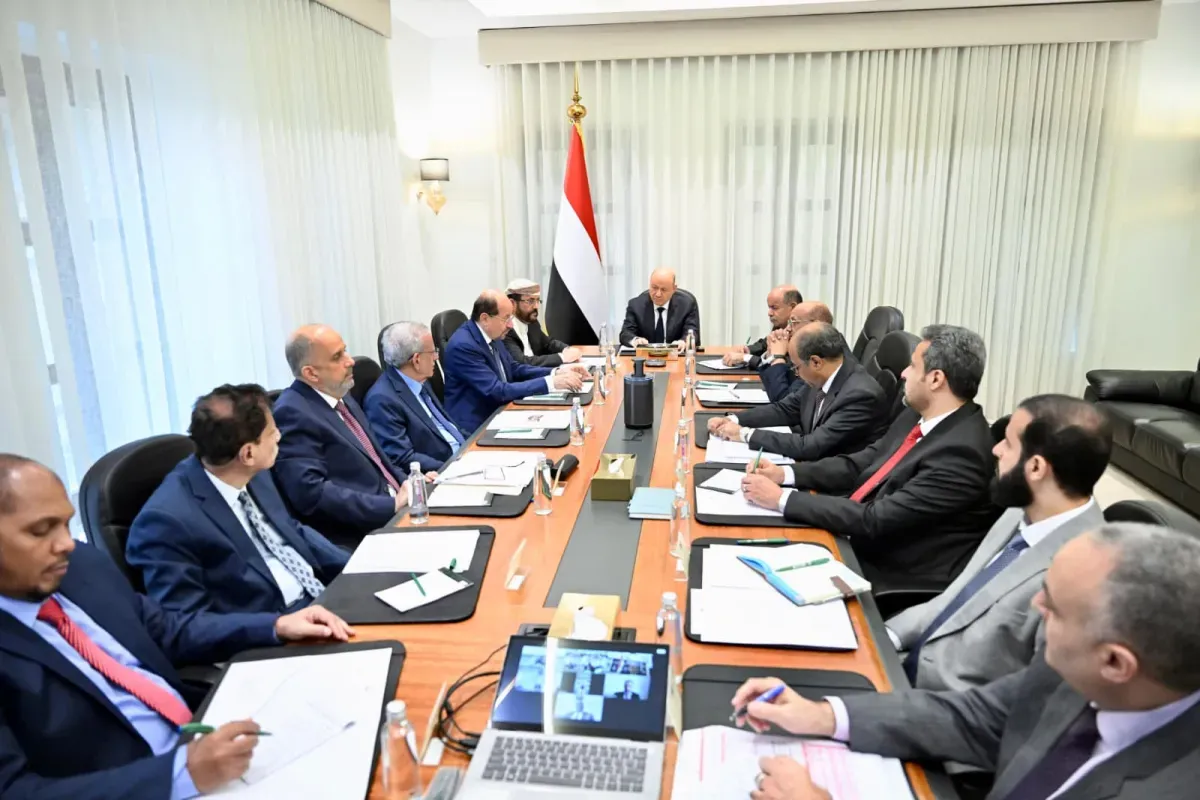 العليمي يوجه بتوحيد الإيرادات وإغلاق الحسابات غير الشرعية وتعزيز الرقابة