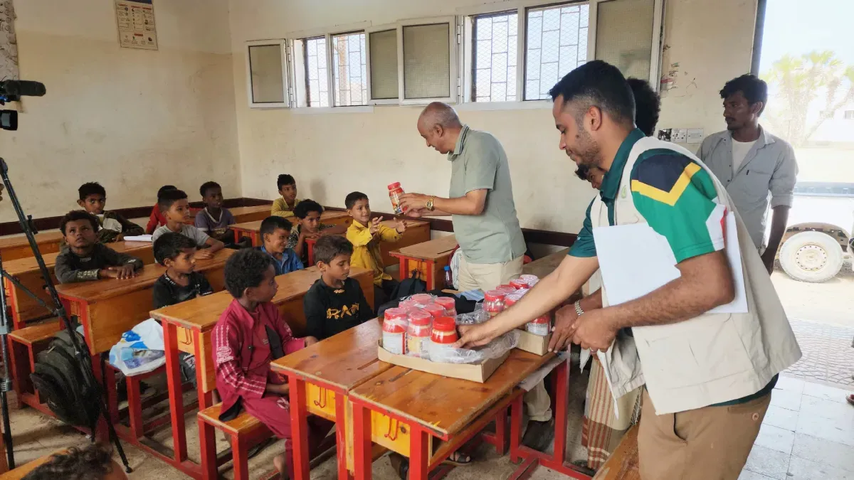 تعز: انطلاق مشروع تغذية مدرسية لـ21 ألف طالب بالمخا بدعم دولي