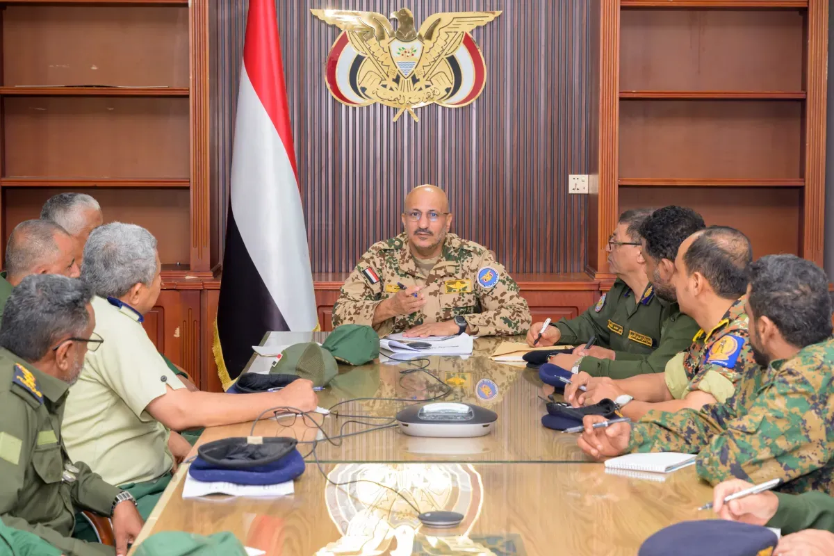 طارق صالح يبحث إصلاحات وزارة الداخلية ويرأس اجتماعًا أمنيًا في الساحل الغربي