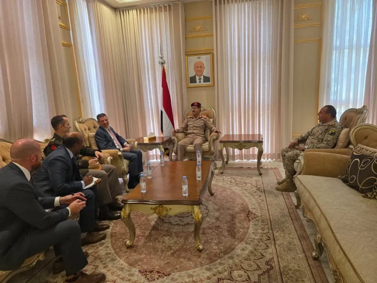 وزير الدفاع اليمني يبحث مع السفير الأمريكي تأمين الملاحة بالبحر الأحمر