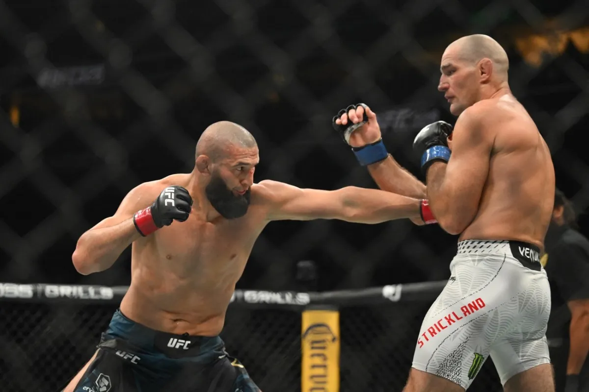 ستريكلاند ينتزع لقب UFC من شيماييف في نزال تاريخي
