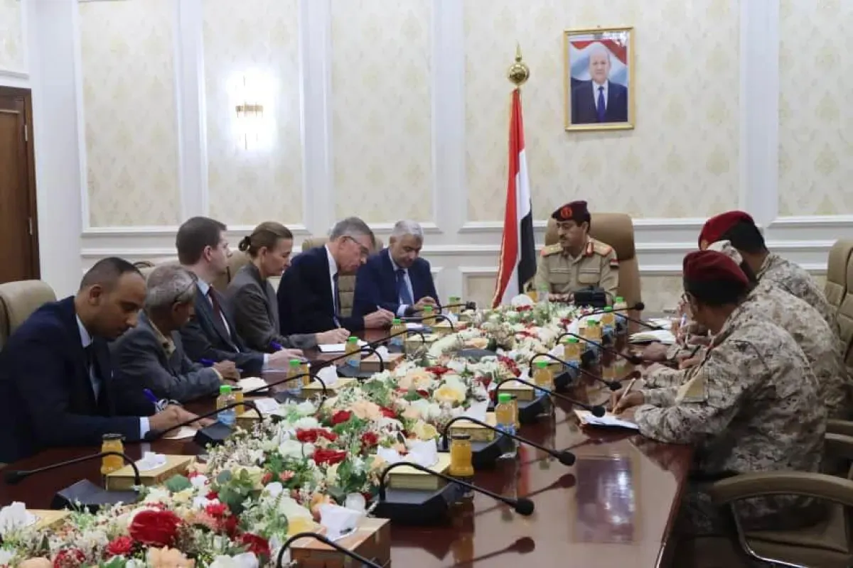 وزير الدفاع: تحالف الحوثيين مع القاعدة يهدد الأمن الإقليمي والدولي
