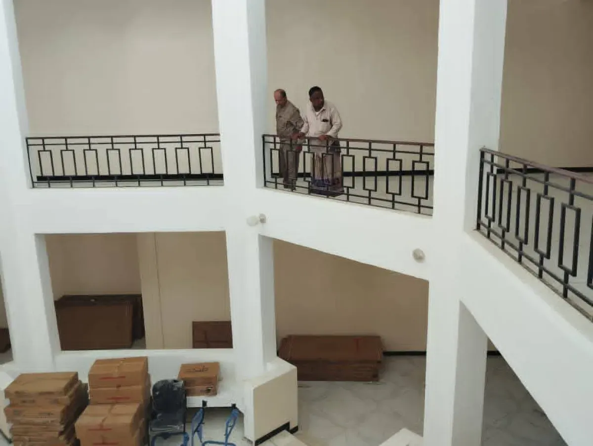 المقاومة الوطنية تسلم تجهيزات المجمع الحكومي في ذي باب المندب