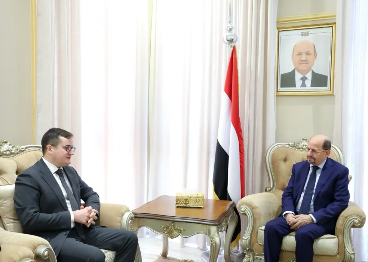 رئيس الحكومة يناقش مع السفير الروسي إعادة افتتاح السفارة في عدن