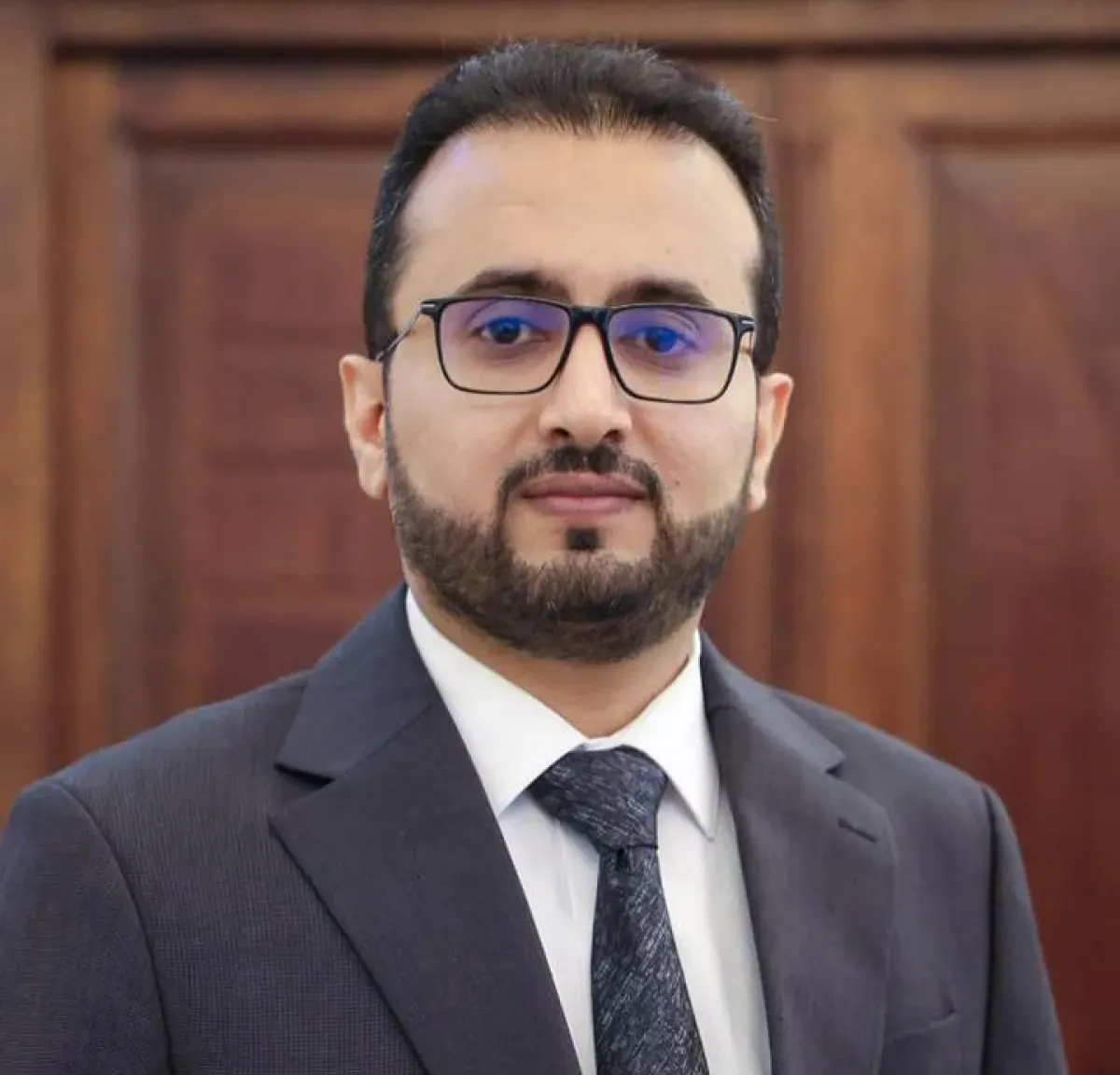 الحكومة تبدأ صرف العلاوات المتأخرة وزيادة 20% لموظفي الدولة