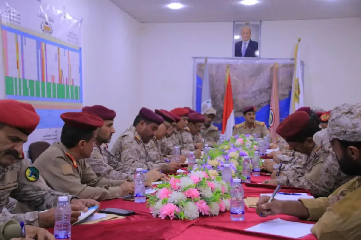 وزير الدفاع يبحث رفع الجاهزية القتالية في اجتماع استثنائي بمأرب