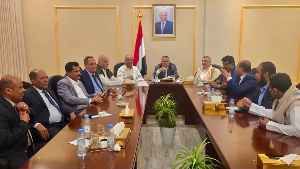 تكتل سياسي يؤيد إجراءات الحكومة ضد اختراقات الحوثيين