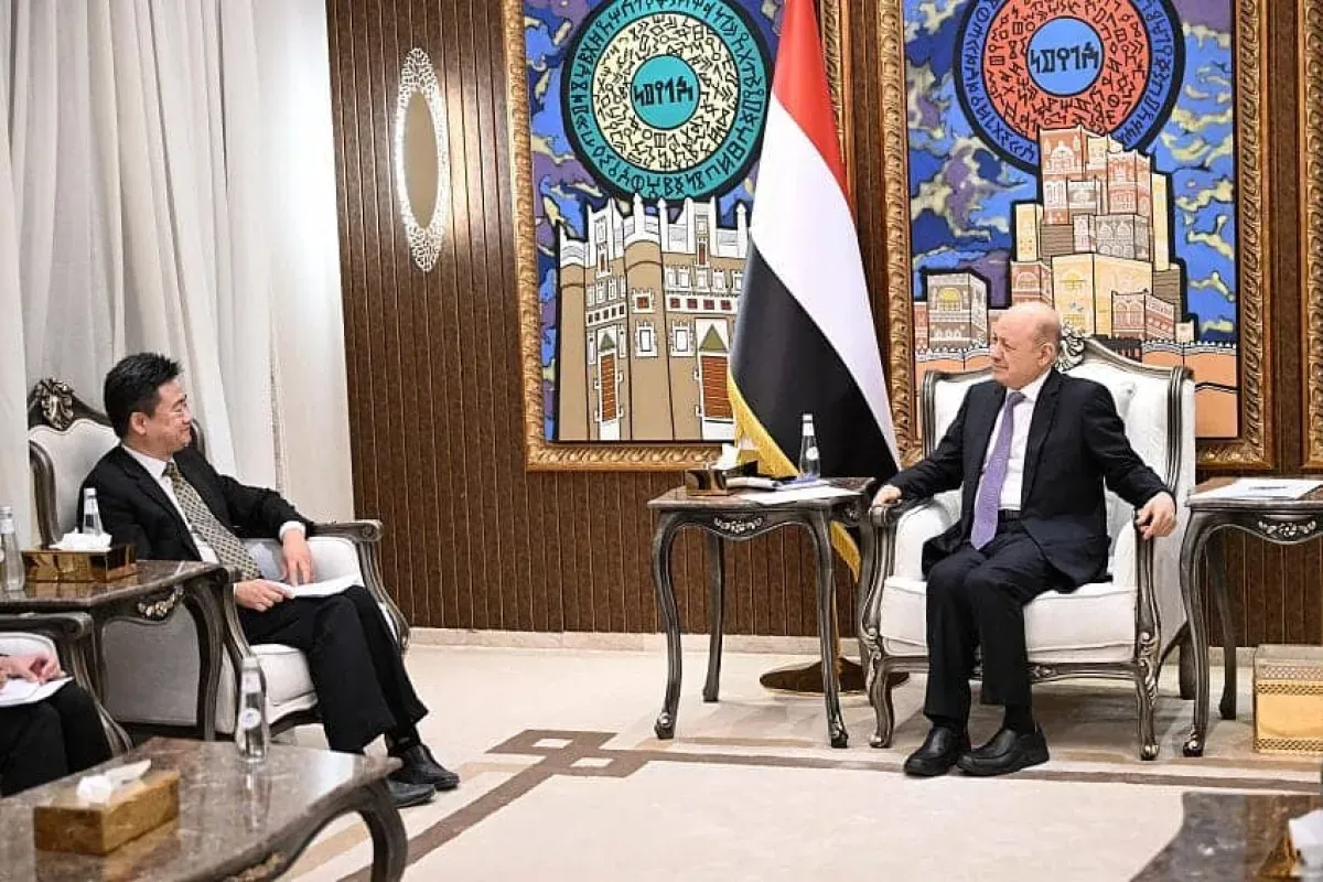 العليمي يحذر من اختراق إيراني جديد للأجواء اليمنية ويطالب بموقف دولي حازم