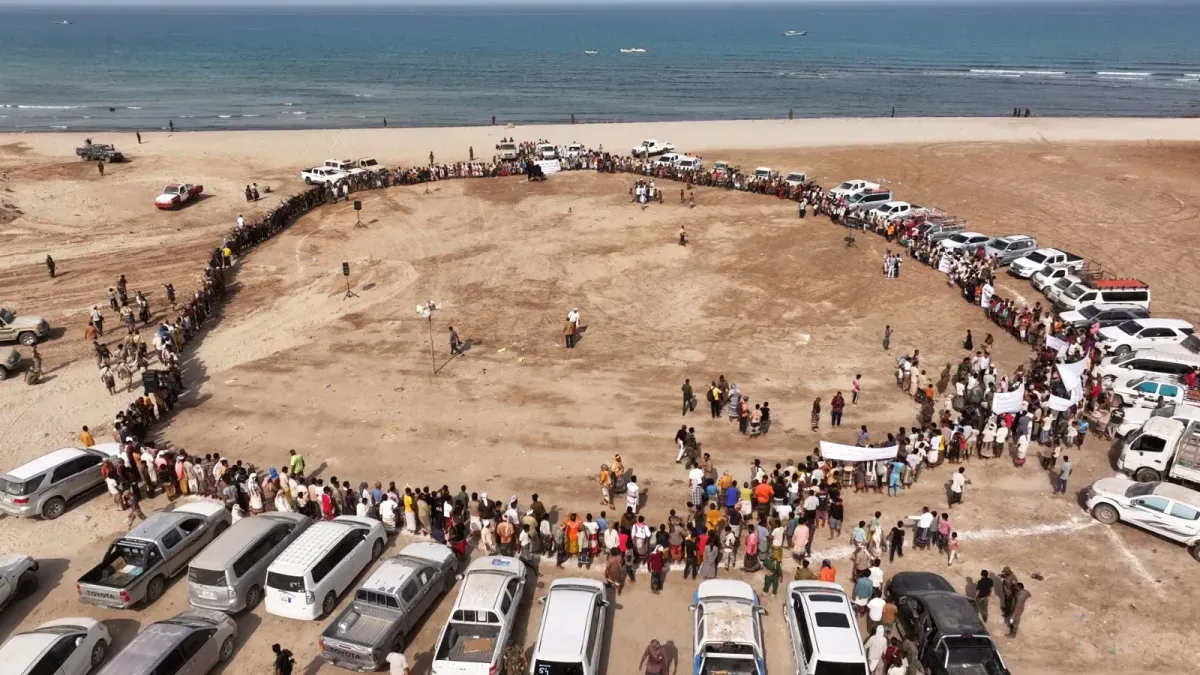 وقفة قبلية في الخوخة تعلن تأييدها لمجلس القيادة وتعلن الجاهزية لإسناد معركة استعادة الدولة