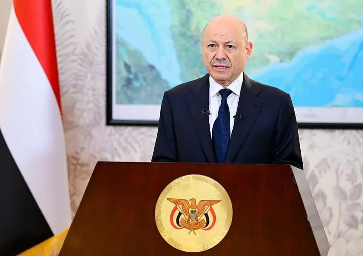 العليمي يدعو للالتفاف حول الجيش ويعلن استئناف تصدير النفط لدعم الاقتصاد