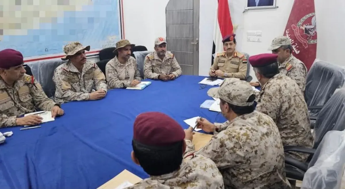 وزير الدفاع يؤكد على الجاهزية العالية وتعزيز التنسيق في اجتماع عسكري بمأرب