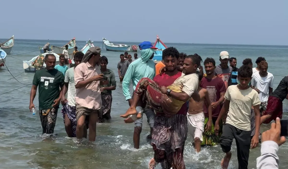 وصول 120 صيادًا إلى الخوخة بعد نجاتهم من قصف حوثي في البحر الأحمر