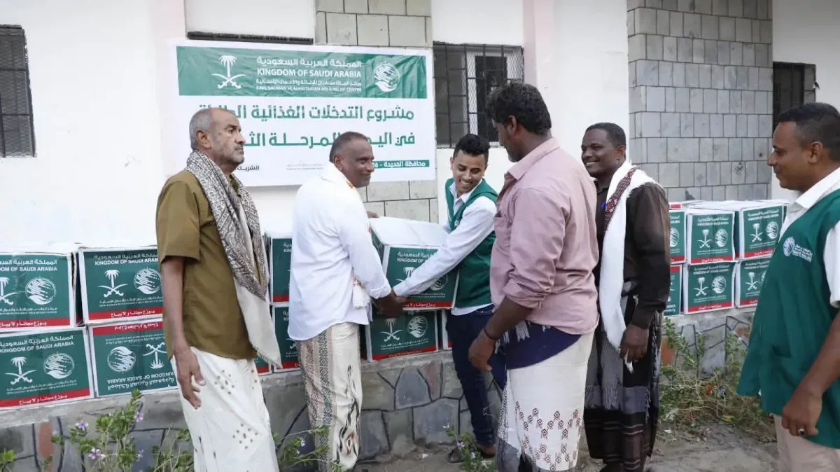 مركز الملك سلمان للإغاثة يوزع مساعدات غذائية للأسر النازحة في حيس