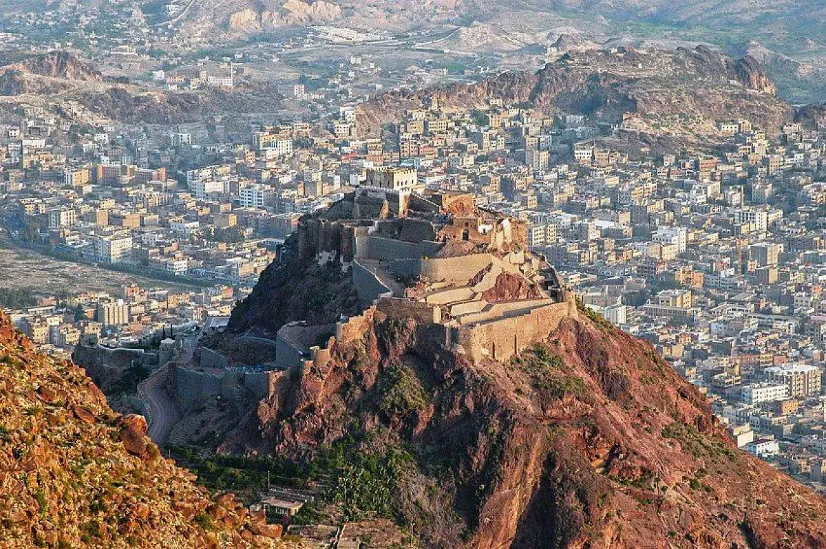 الحوثيون يطلقون 3 صواريخ باليستية على تعز