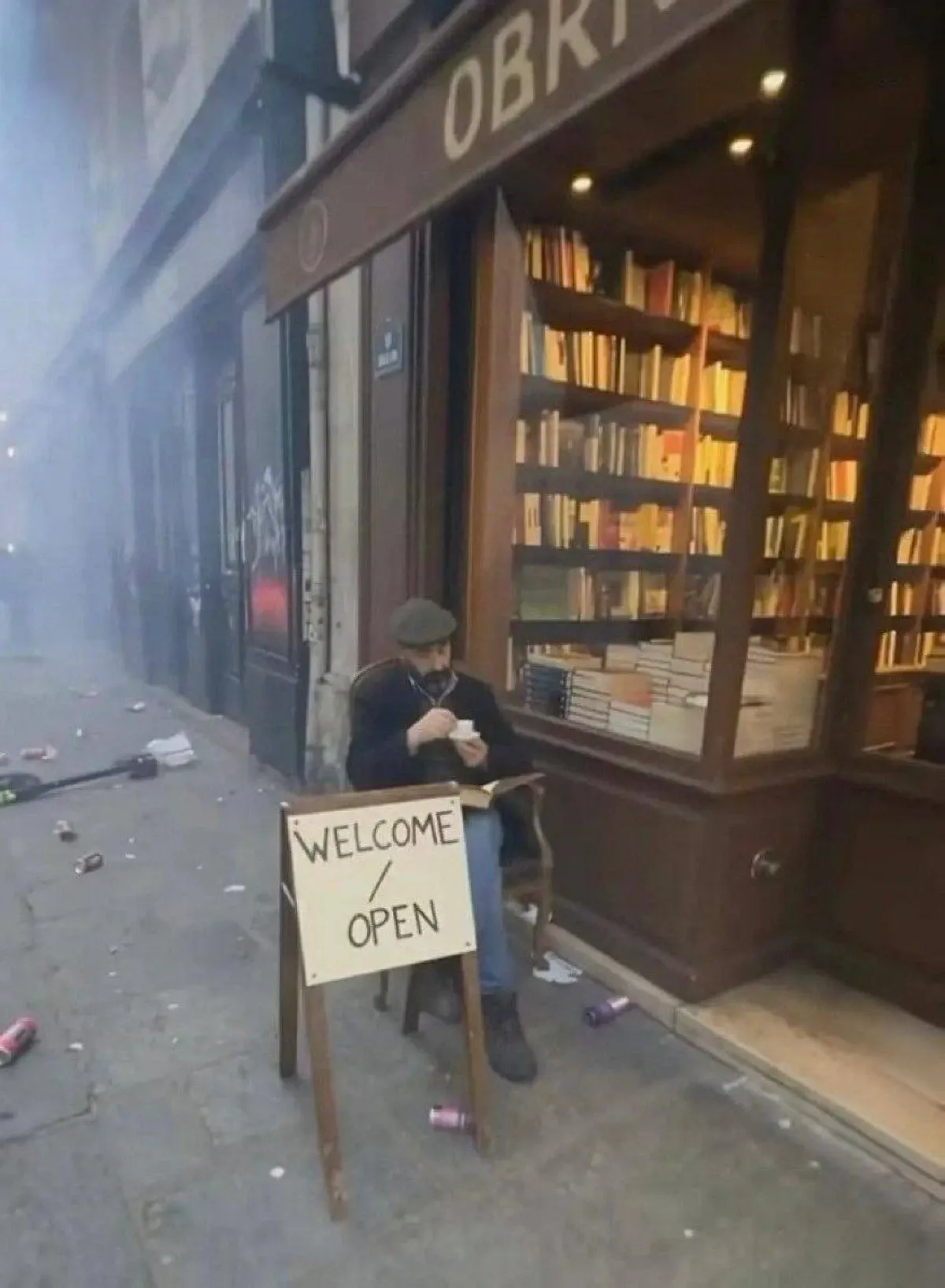 صاحب مكتبة فرنسي بـ«أهلا بكم.. مفتوح» وسط فوضى الاحتجاجات