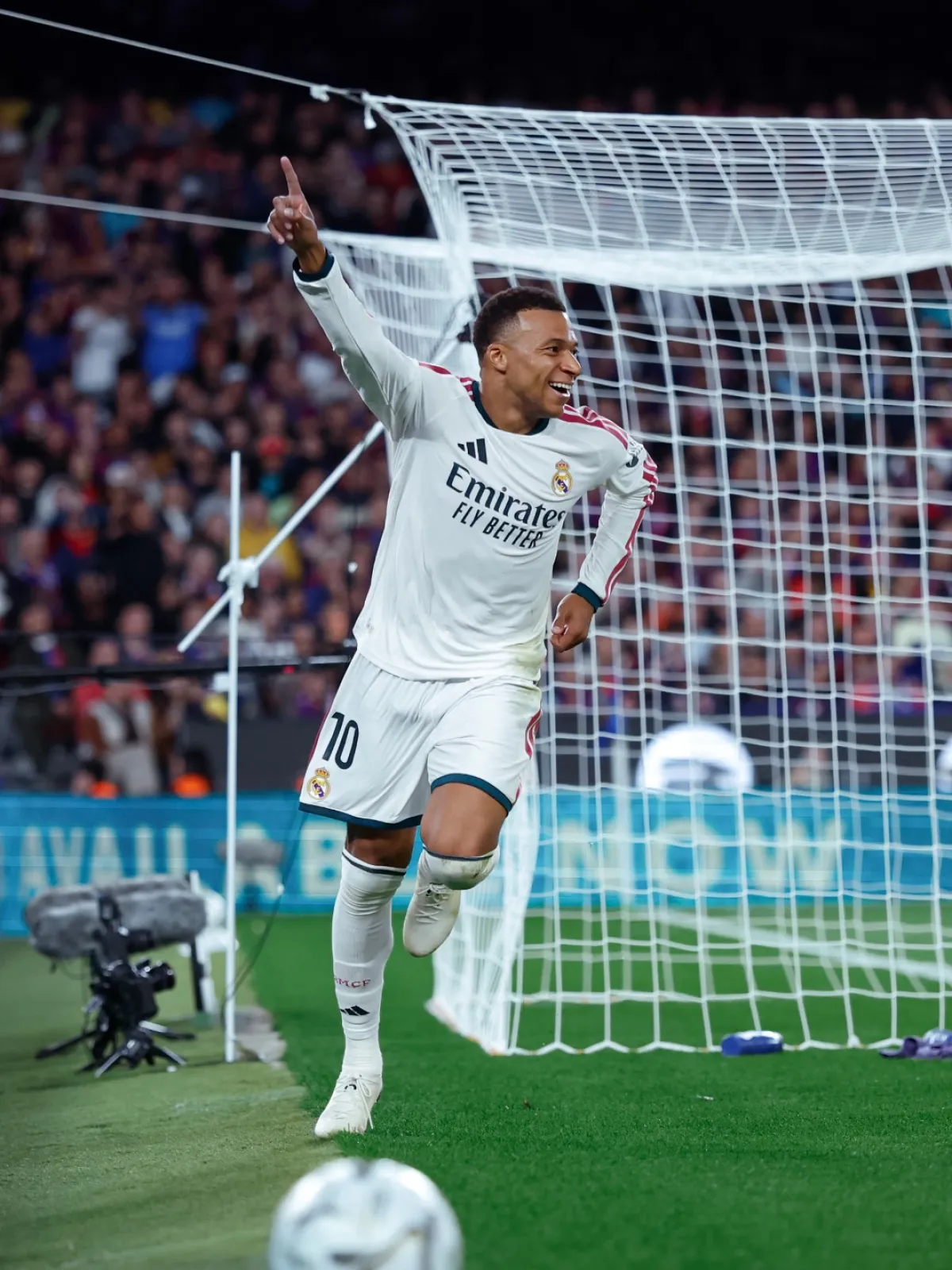 مبابي يقود ريال مدريد للفوز على برشلونة بثنائية في الكلاسيكو