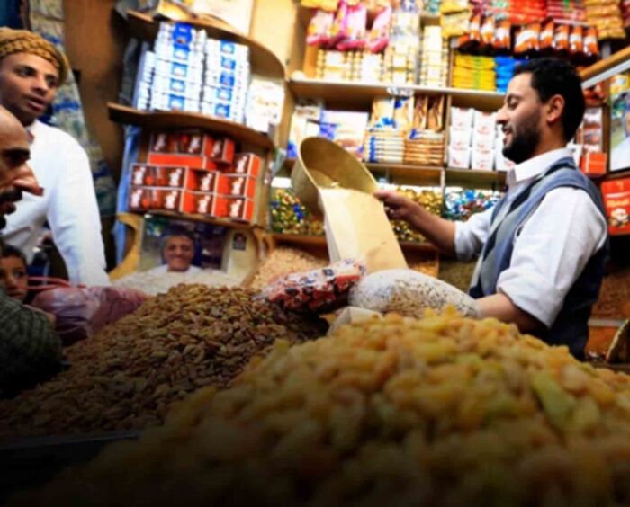 اليمنيون يتشبثون بالحياة ويستعدون لاستقبال العيد رغم أوجاع الحرب